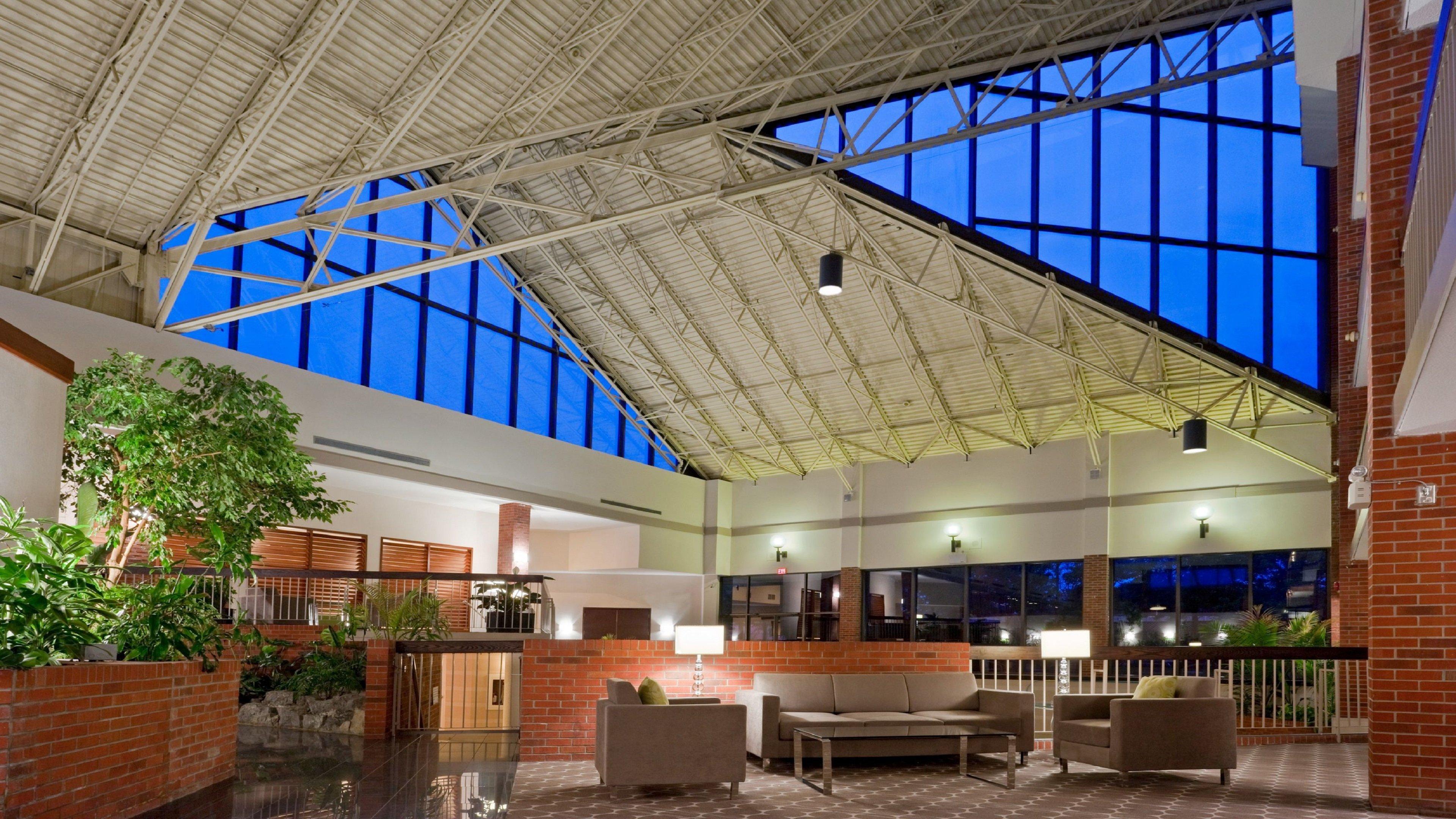 Holiday Inn Oakville Centre By Ihg Exterior photo