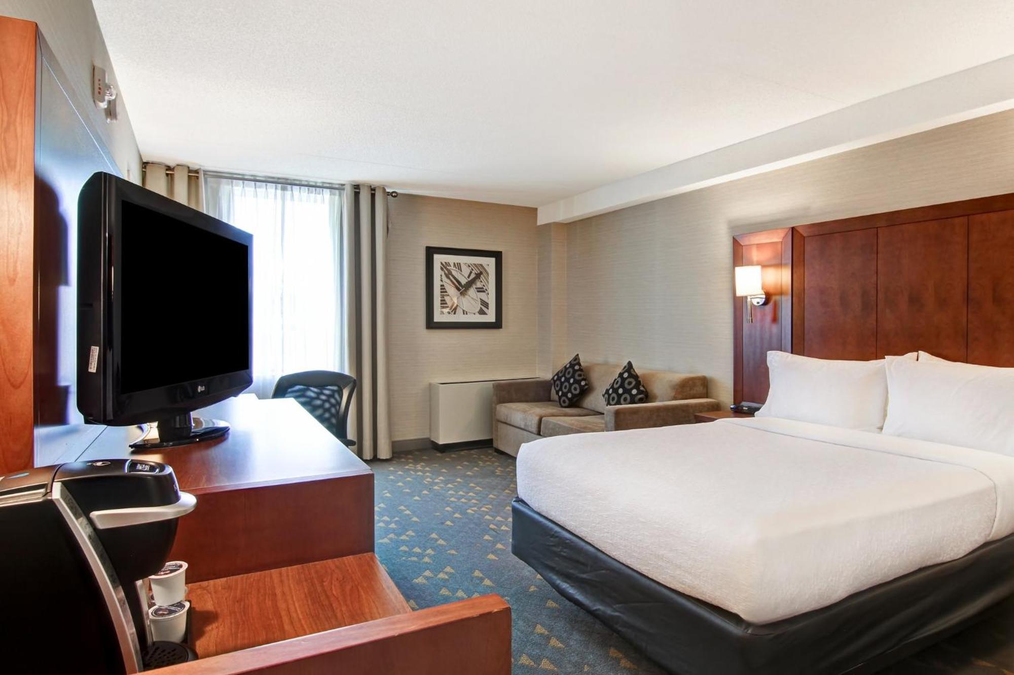 Holiday Inn Oakville Centre By Ihg Exterior photo