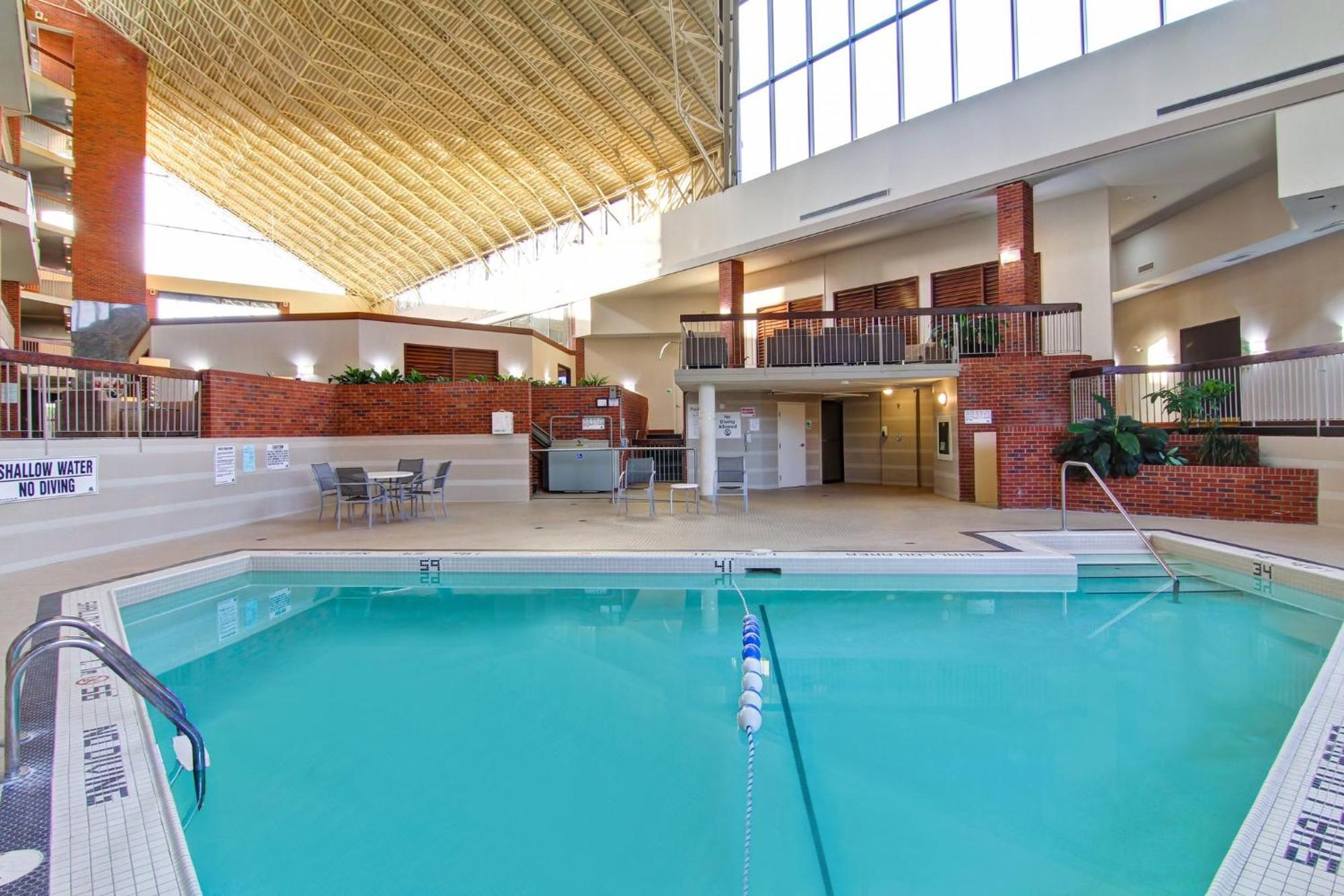 Holiday Inn Oakville Centre By Ihg Exterior photo