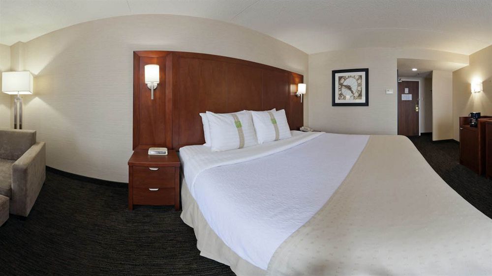 Holiday Inn Oakville Centre By Ihg Exterior photo